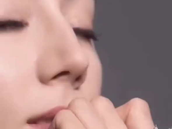 迪丽热巴近物盯盯