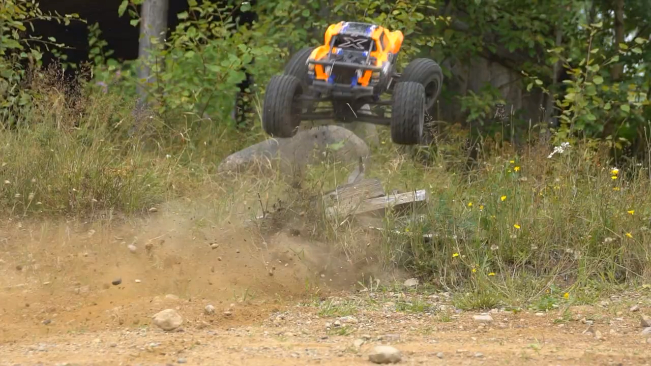 Traxxas XMAXX 30英尺高疯狂跳跃.哔哩哔哩bilibili