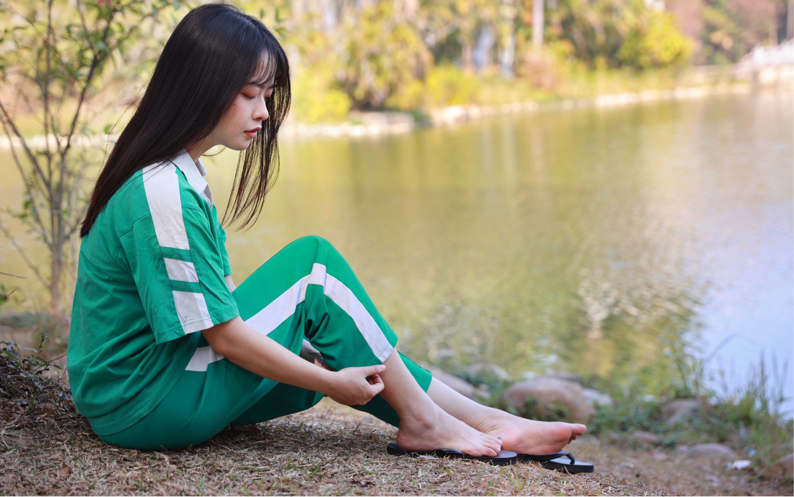 人字拖搭校服第一视角拍摄出境依秋