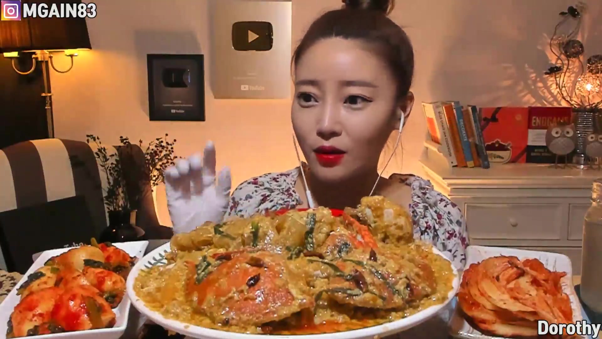 韩国吃播dorothy美女香辣螃蟹腌渍萝卜和泡菜w