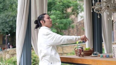 乐谱折的成纸飞机,掷出直至散架|<em class="keyword">唐冠华</em>行为艺术作品