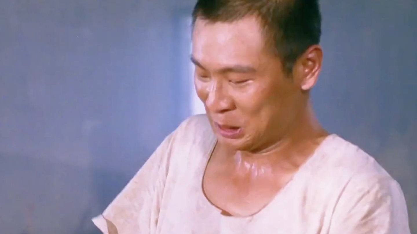 “他切肉时总会故意克扣三斤肉，然后趁人不备迅速倒进煤桶，却不是为了偷吃！”《香蕉天堂》