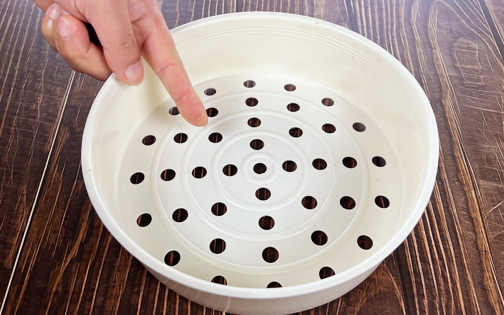 电饭煲的蒸笼千万别扔，原来放厨房还有这么棒作用，全家人都夸好