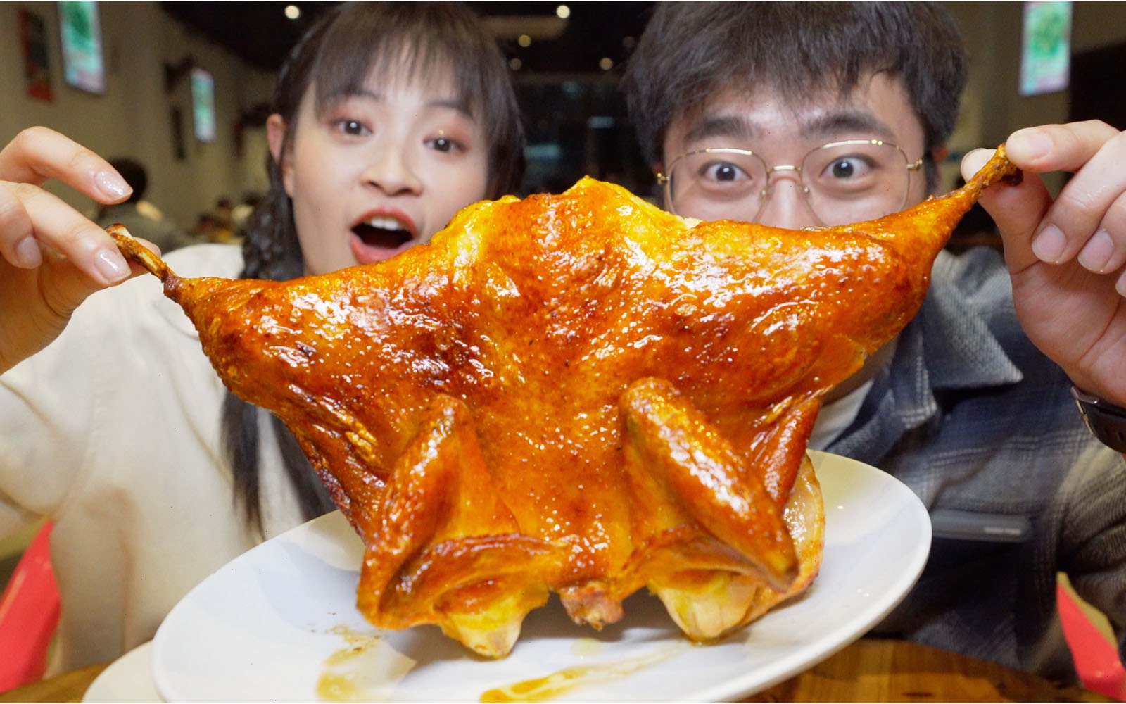 广西街头钢管烤鸡，80元一只，老表：皮酥肉嫩喝着吃！