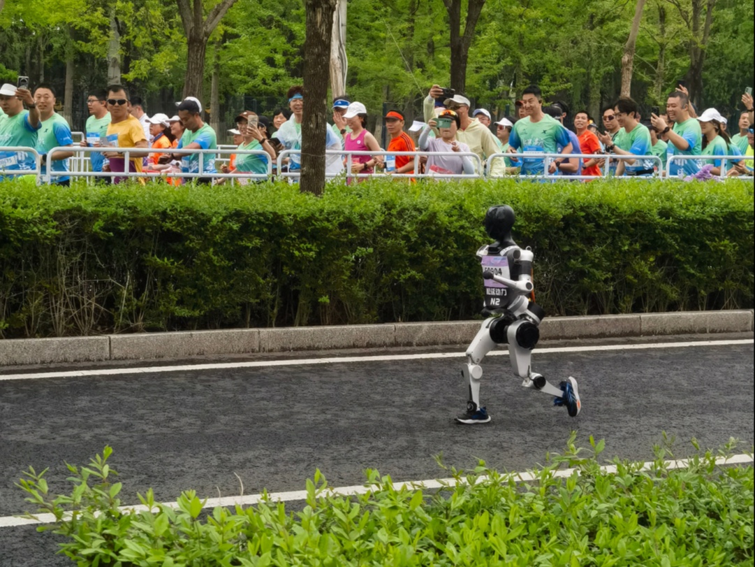 松延机器人在北京机器人马拉松比赛中大出风头，头掉了还能跑。获得比赛亚季军。
