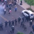 美利坚暴乱最新进展，群众装备更好，向警察扔烟雾弹