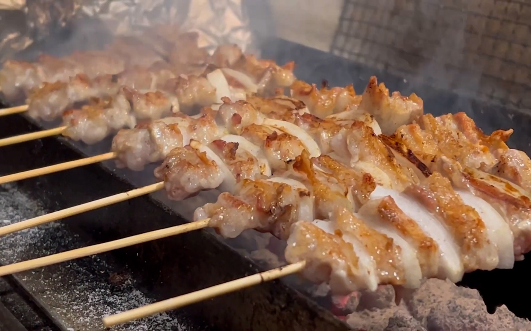 【日本美食】日本人气料理之一的烧烤鸡串（焼鳥）探访厨房制作前奏