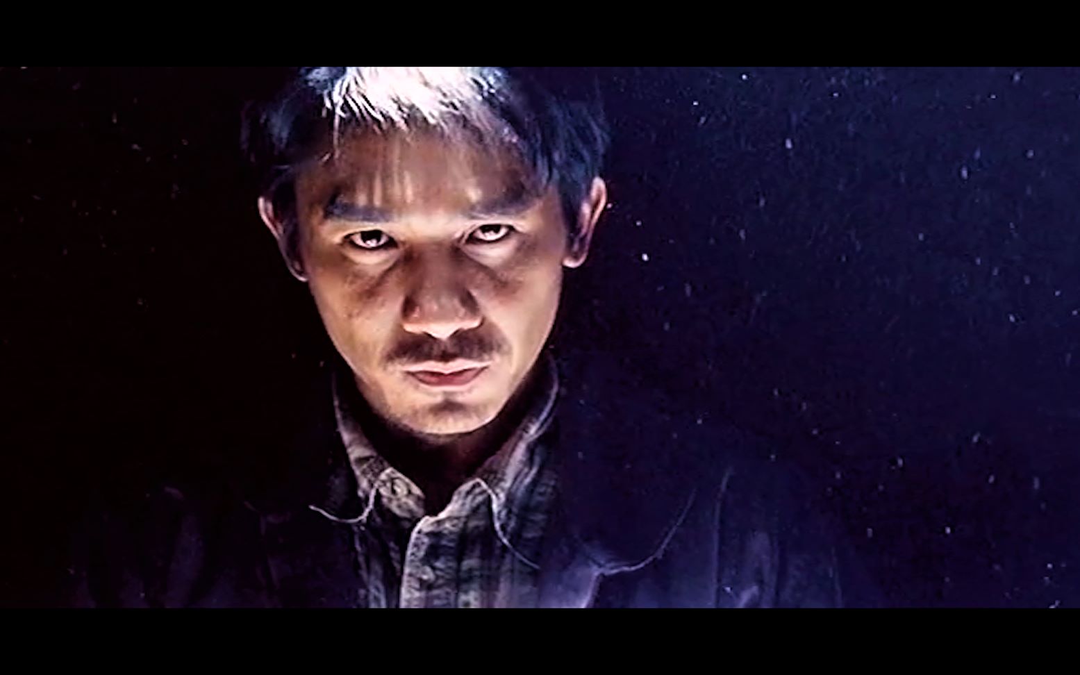 《暗花》一部经典的香港黑帮电影,性格与命运的博弈里,每个人都是棋子