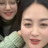 妈妈收了孩子们的压岁钱后，俩孩子逼着妈妈买奶茶给他们喝
