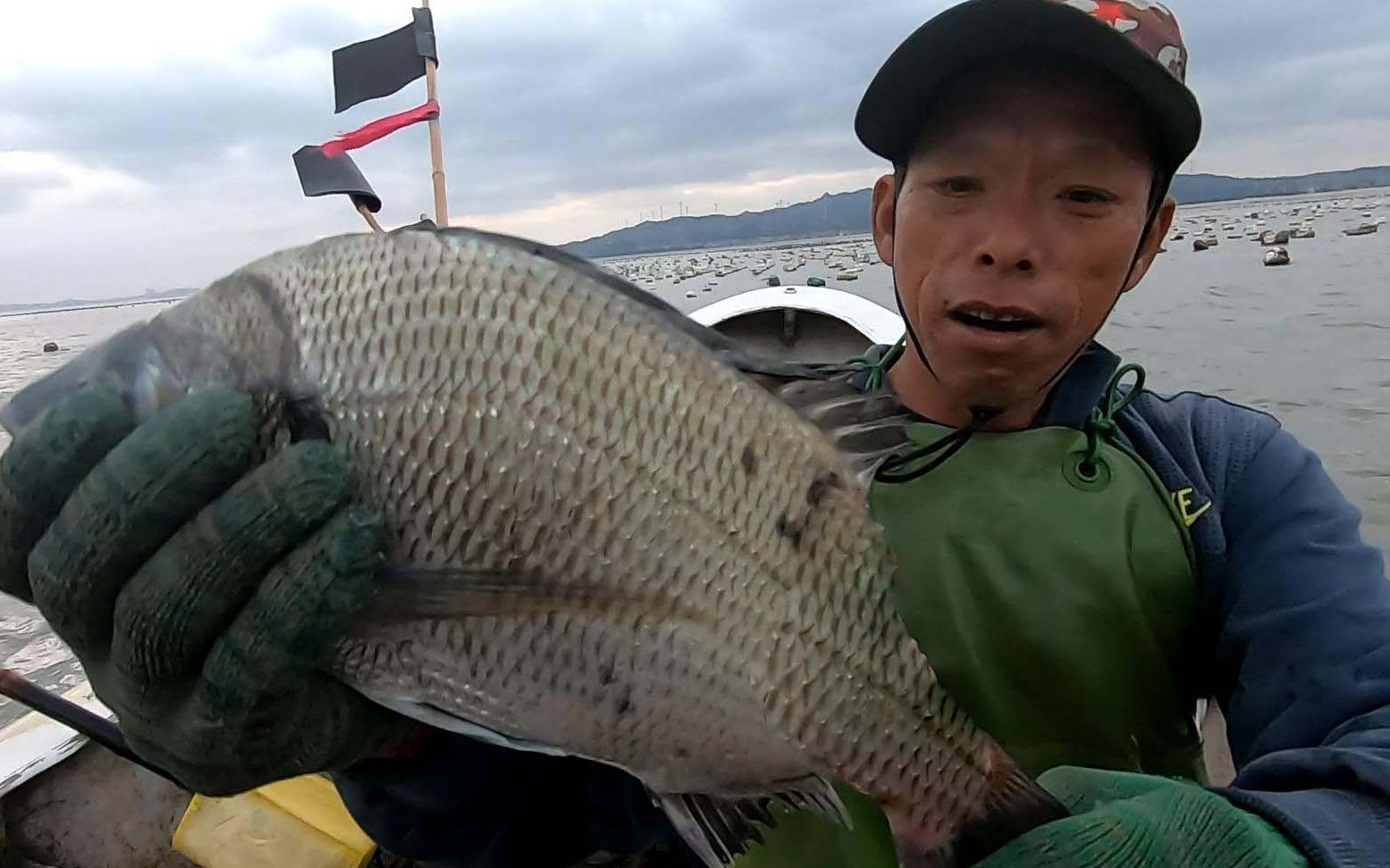 阿雄出海捕获两斤重大鱼拿回家雄嫂不舍得吃留下给小孩补身体