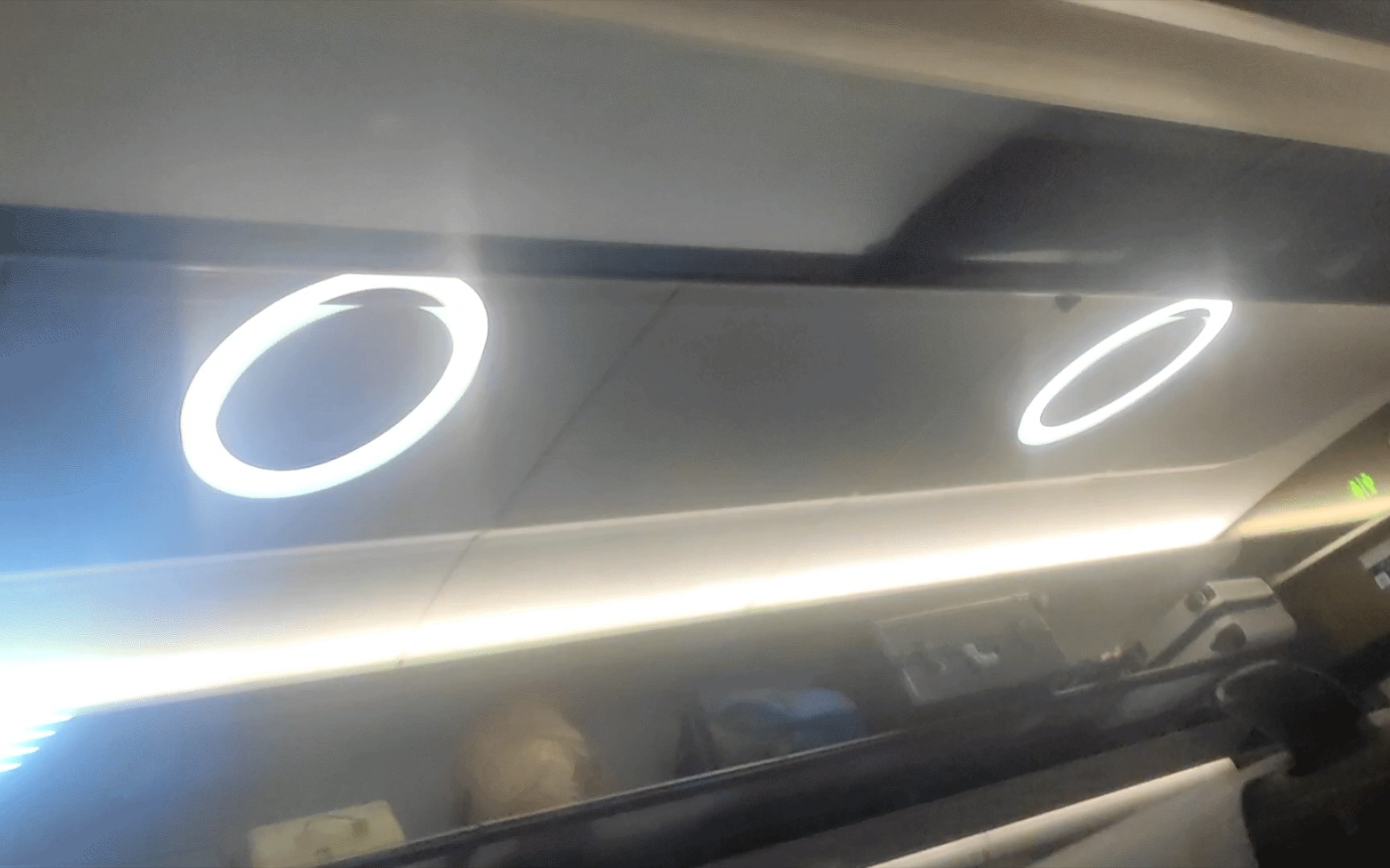 高铁一过隧道，总感觉有什么在盯着我！