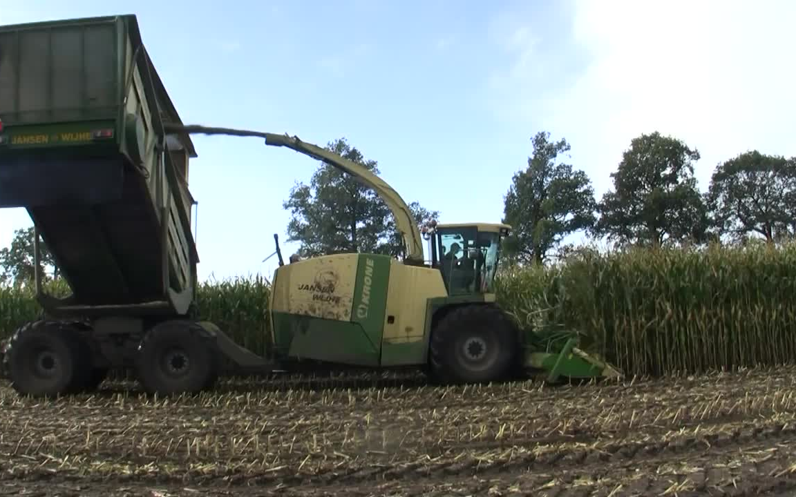 德国krone铰接青贮收割机自带巨型储存箱拖拉机不用跟着跑