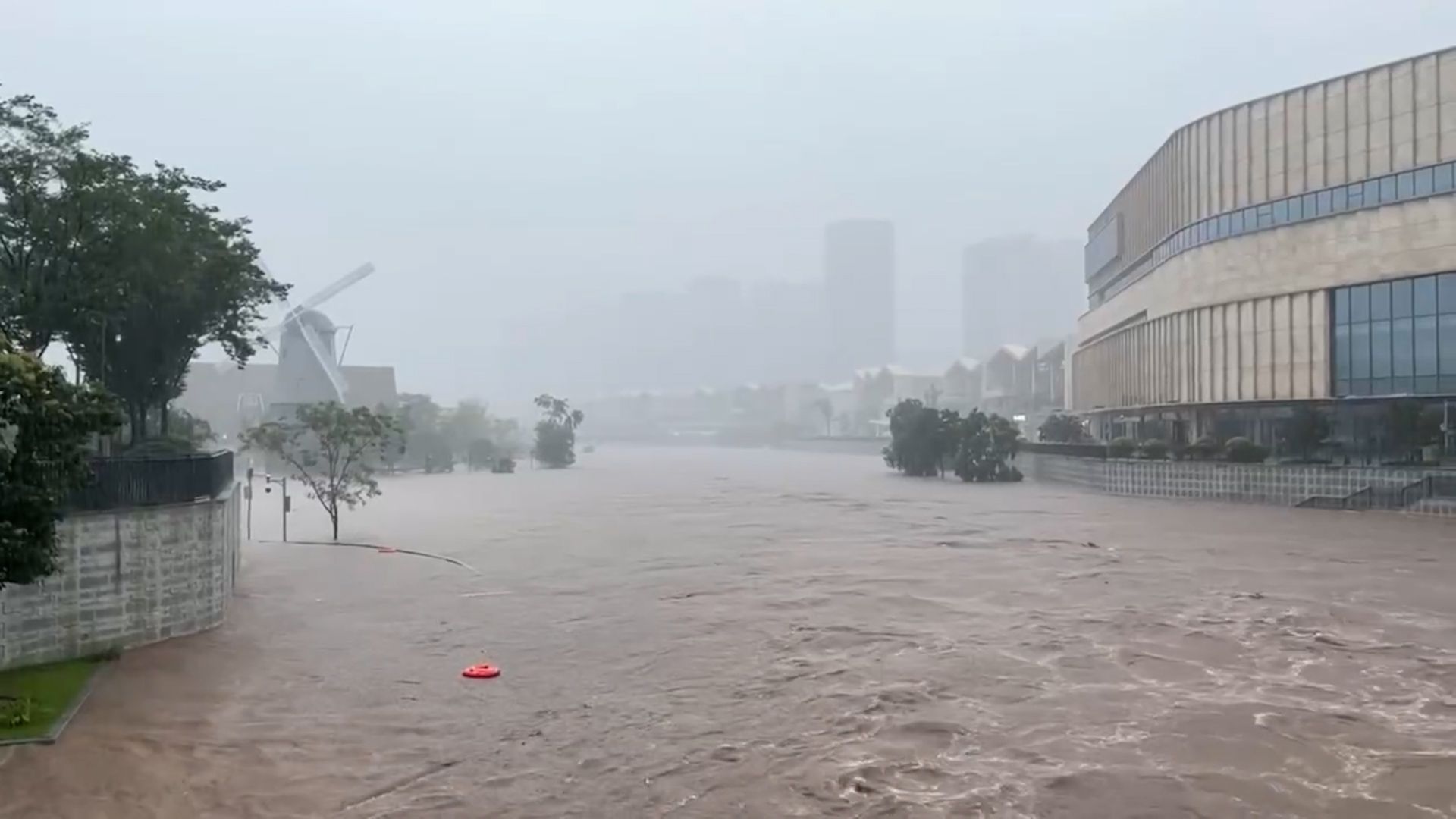 长沙暴雨有多猛:1小时下了54个西湖,预计一周降水达前年夏季总量哔哩哔哩bilibili