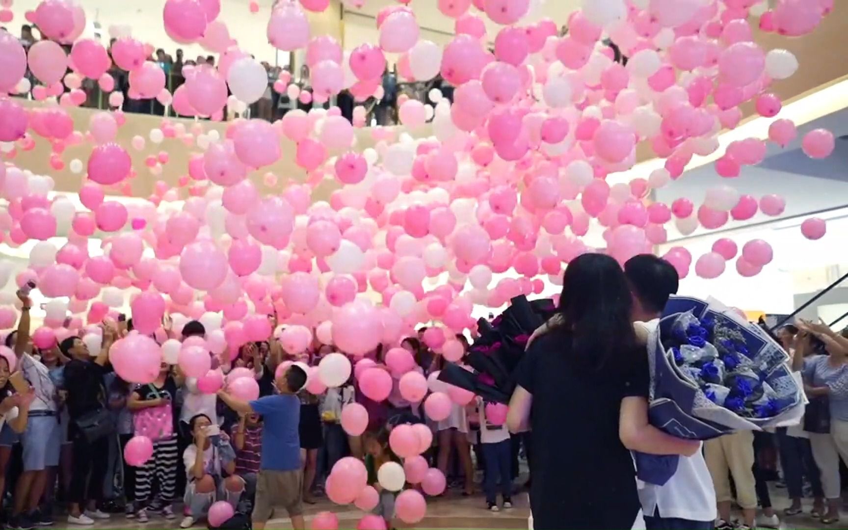 数以万计个气球从头顶落下来是什么感觉，这样的求婚也太震撼了吧！