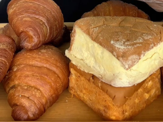 【油炸蛋】4.17面包局 奶酪包+牛角包