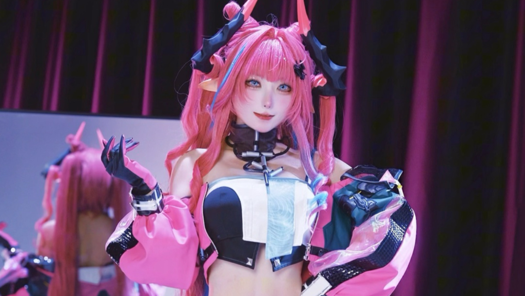 喜欢不喜欢伊冯的大尾巴.