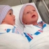 刚出生一小时的双胞胎，用这样的方式无声交谈，这在心灵交流吗