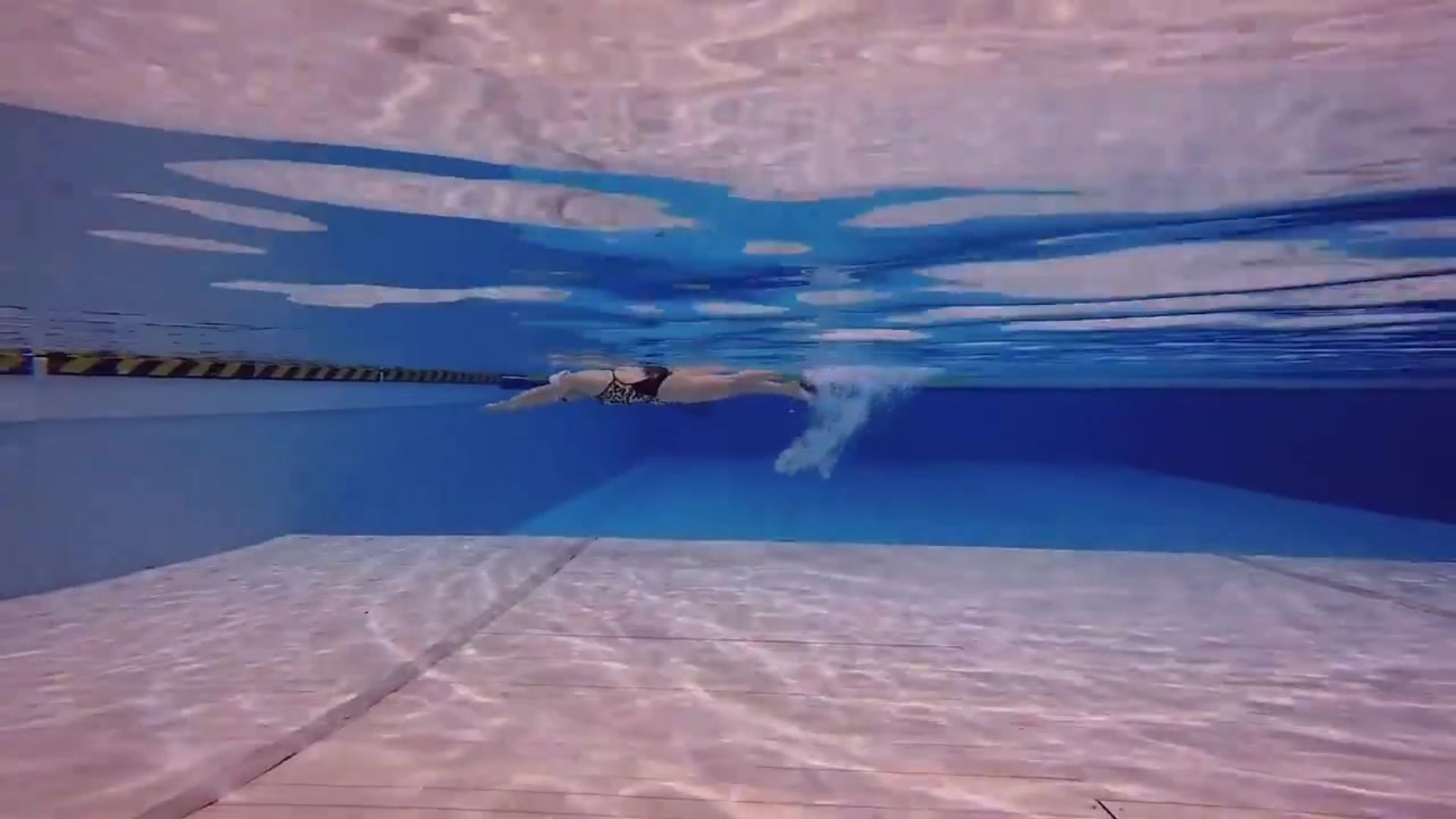 韩国美女教蝶泳 1 中文字幕