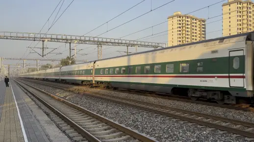 北京西-兰州D29次列车通过高碑店站