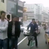 男子醉酒碰瓷出租车，好兄弟叫来数人干扰执法，面对警察还发着酒疯