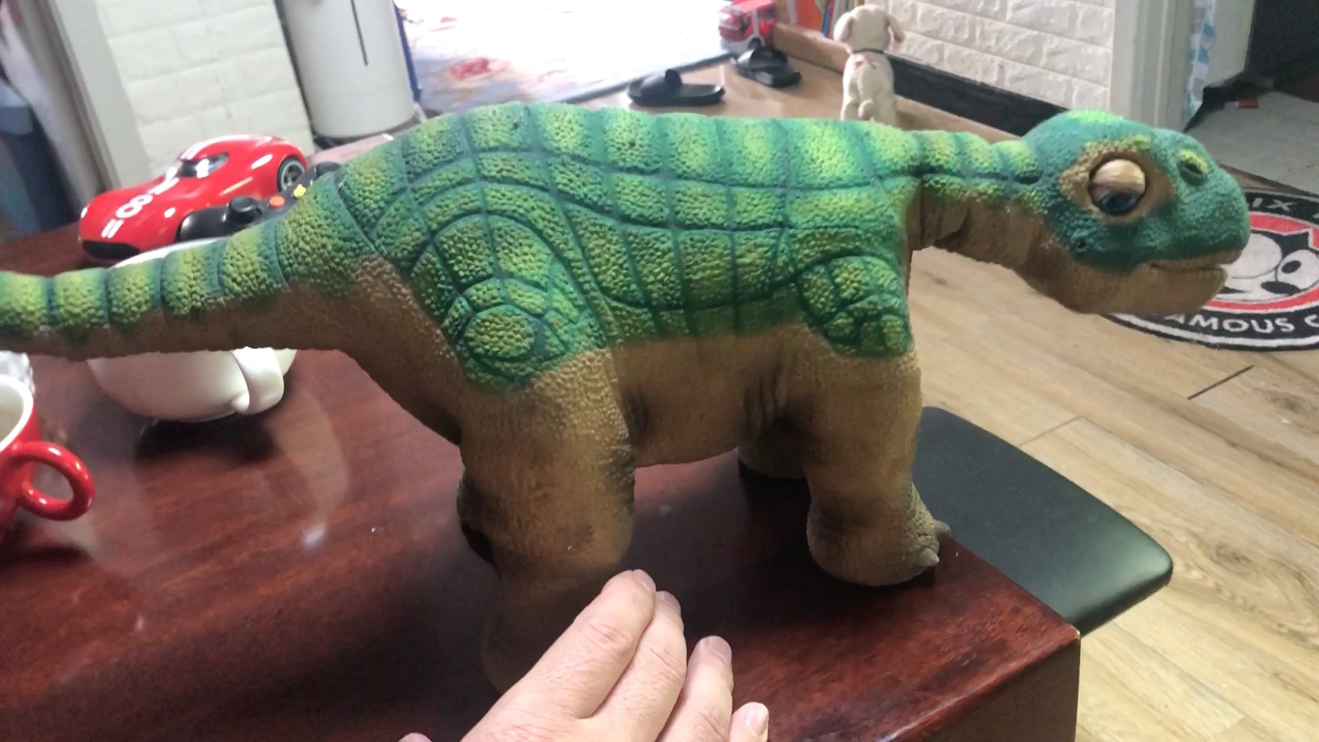 99闲鱼买的恐龙，卖家说是坏的，回来装上电池活了，感觉一下活的恐龙