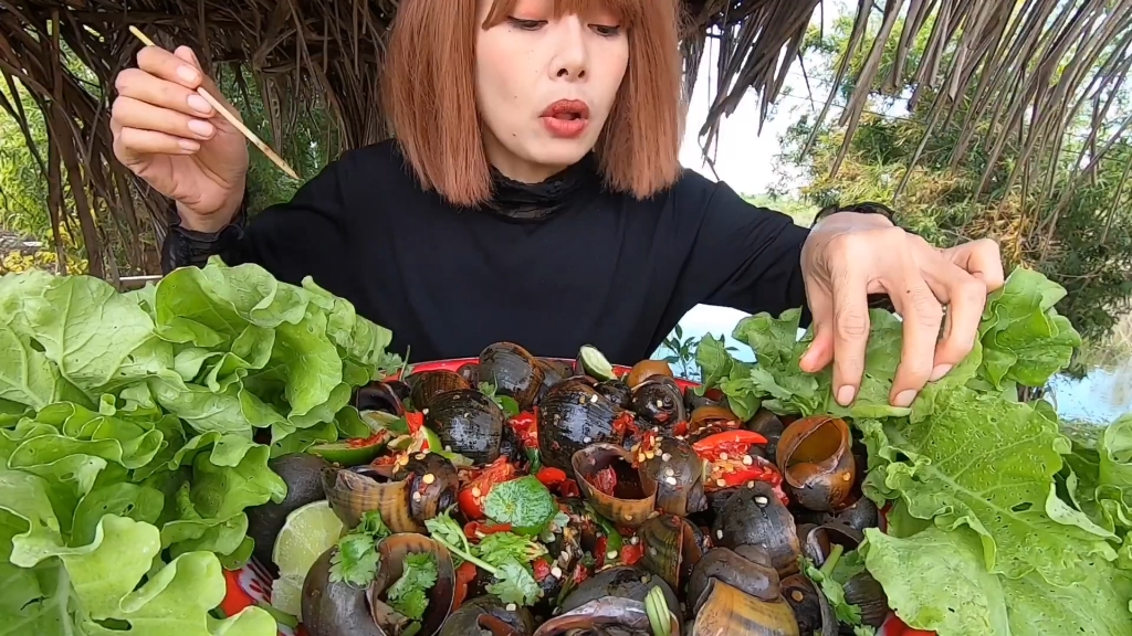 泰国乡村姐美食分享，今天我们来吃泰式福寿螺