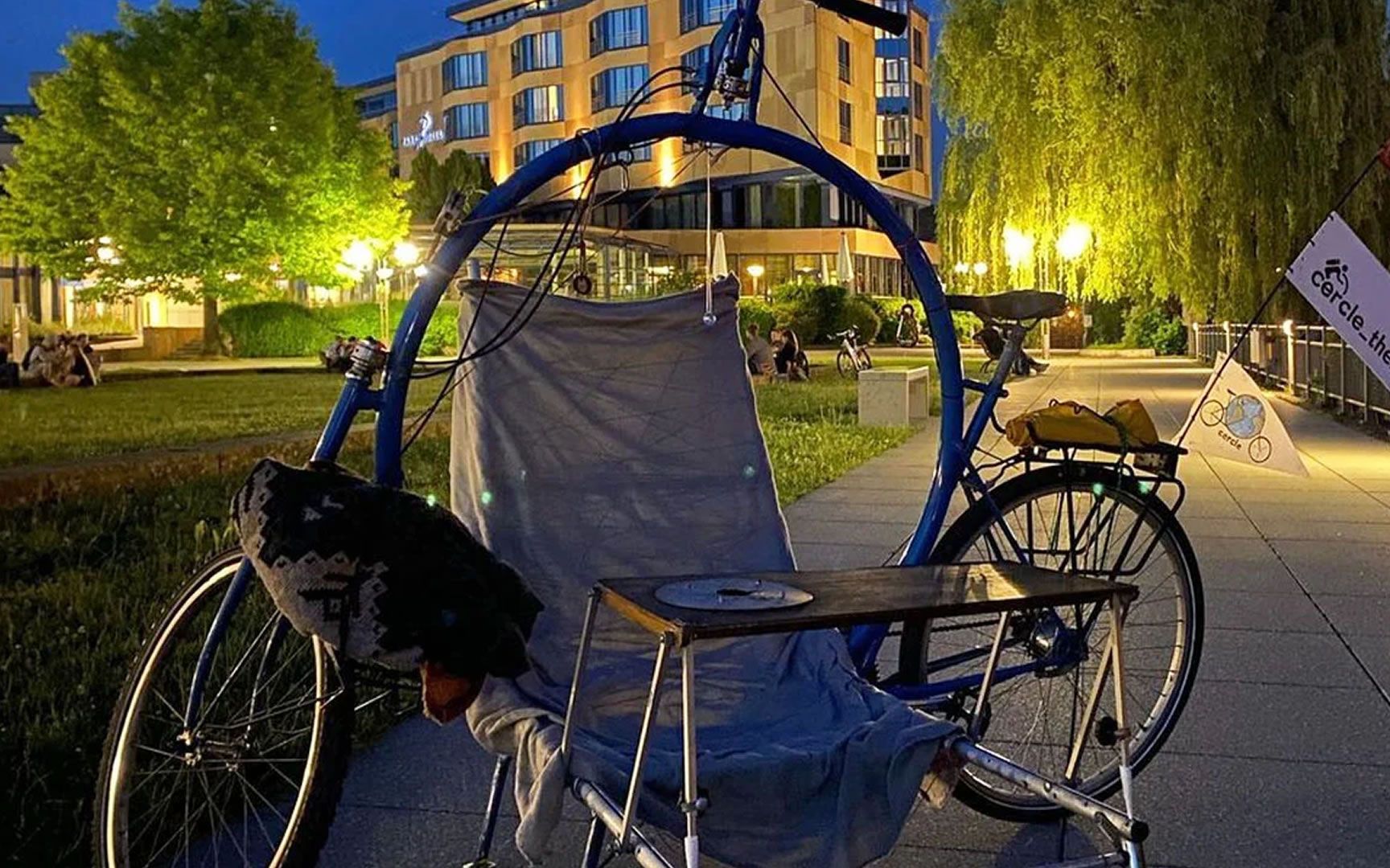 小伙将自行车改造成“房车”，独特折叠式设计，骑到哪就住到哪