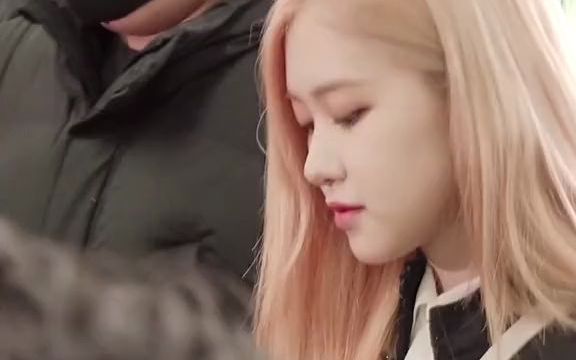 太喜欢rose朴彩英走路了戴口罩都不忘和粉丝互动