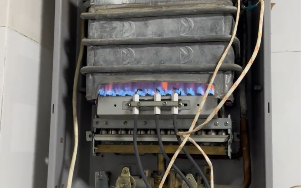 燃气热水器内部工作状态，和电热水器相比哪个好用？