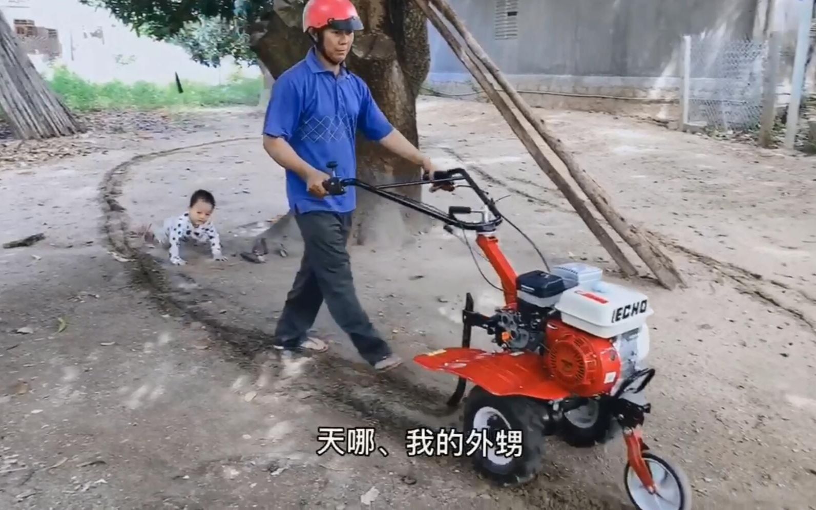 怎么办？看看大家的看法：越南女孩给爸爸买的拖拉机到了，爸爸高兴坏了，在家玩的停不下来[1次更新]的第1张示图