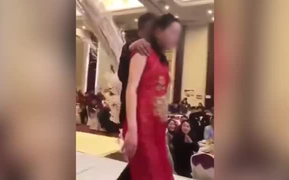 新娘婚礼上遭他人强吻 司仪措手不及大喊
