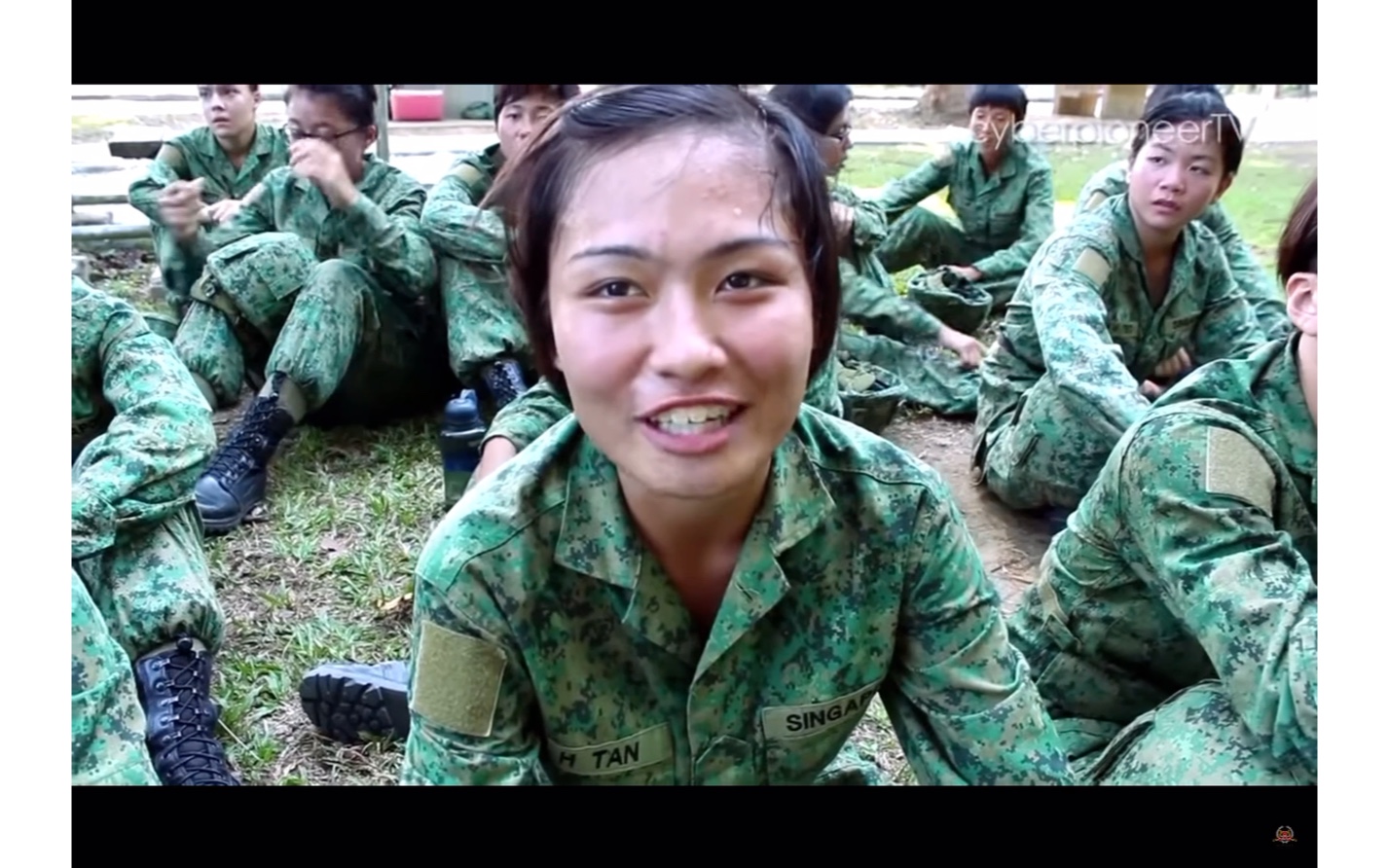 今天给大家分享一下蕞尔小邦新加坡的女兵04