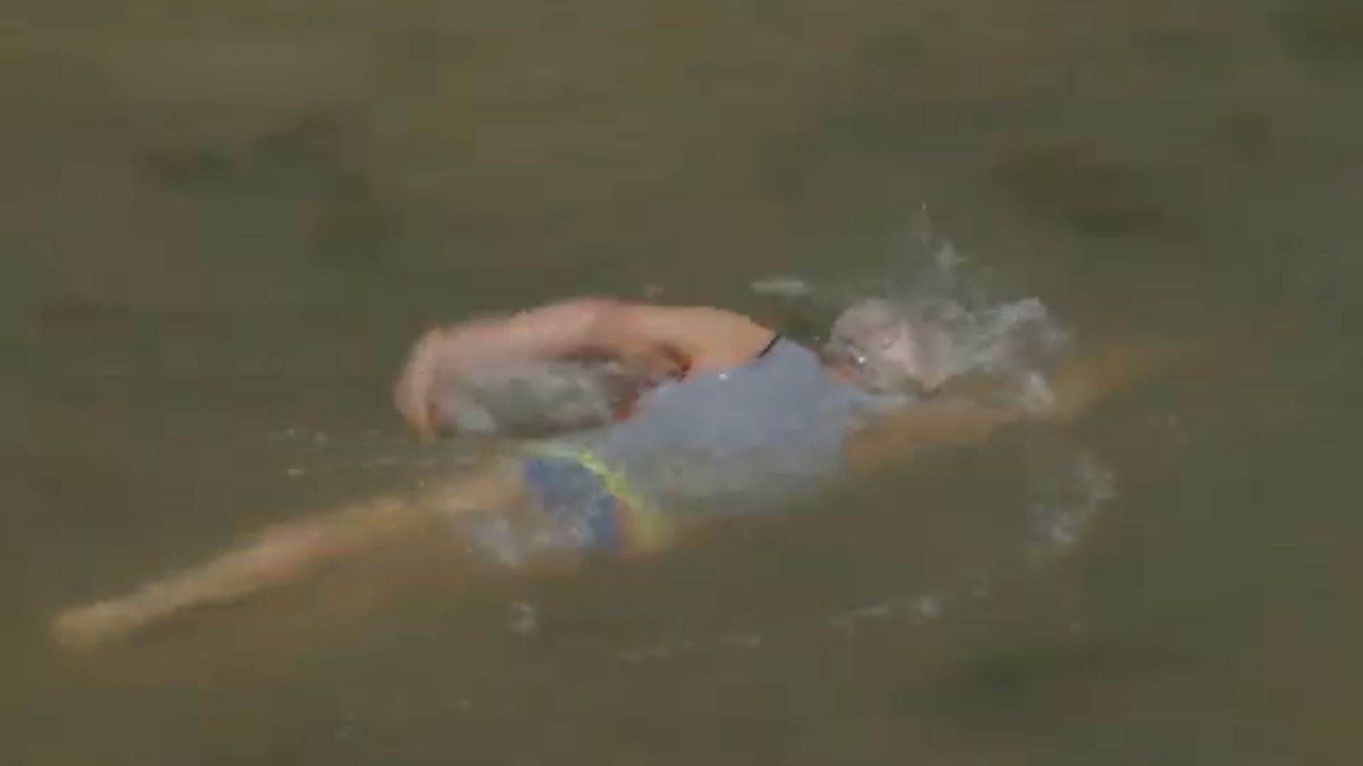 美国75岁游泳运动员在塞纳河畅游 称赞河水“棒极了”