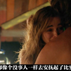 这对小情侣竟然在火车轨道上秀恩爱