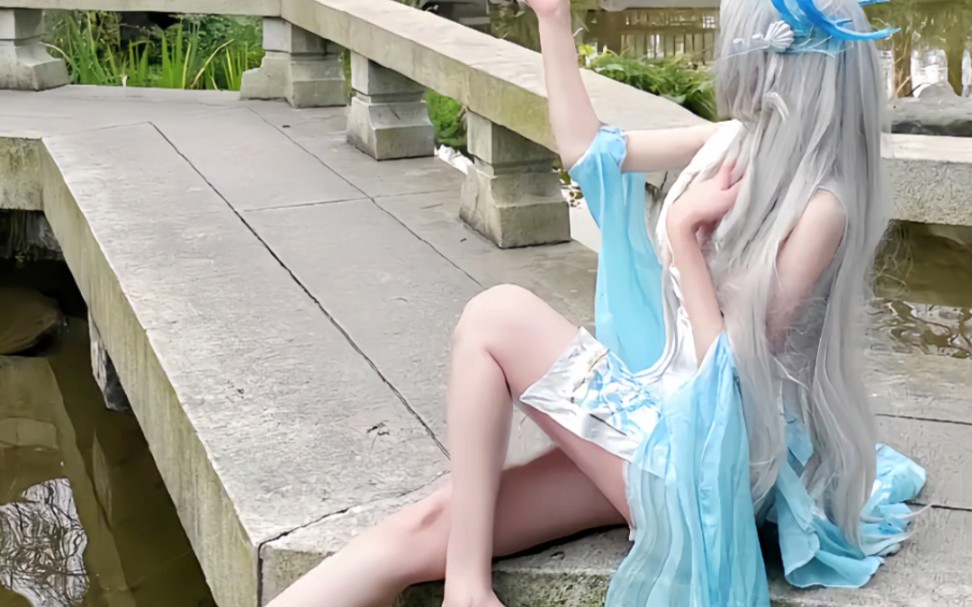 She's like spring water reflecting pear blossoms.