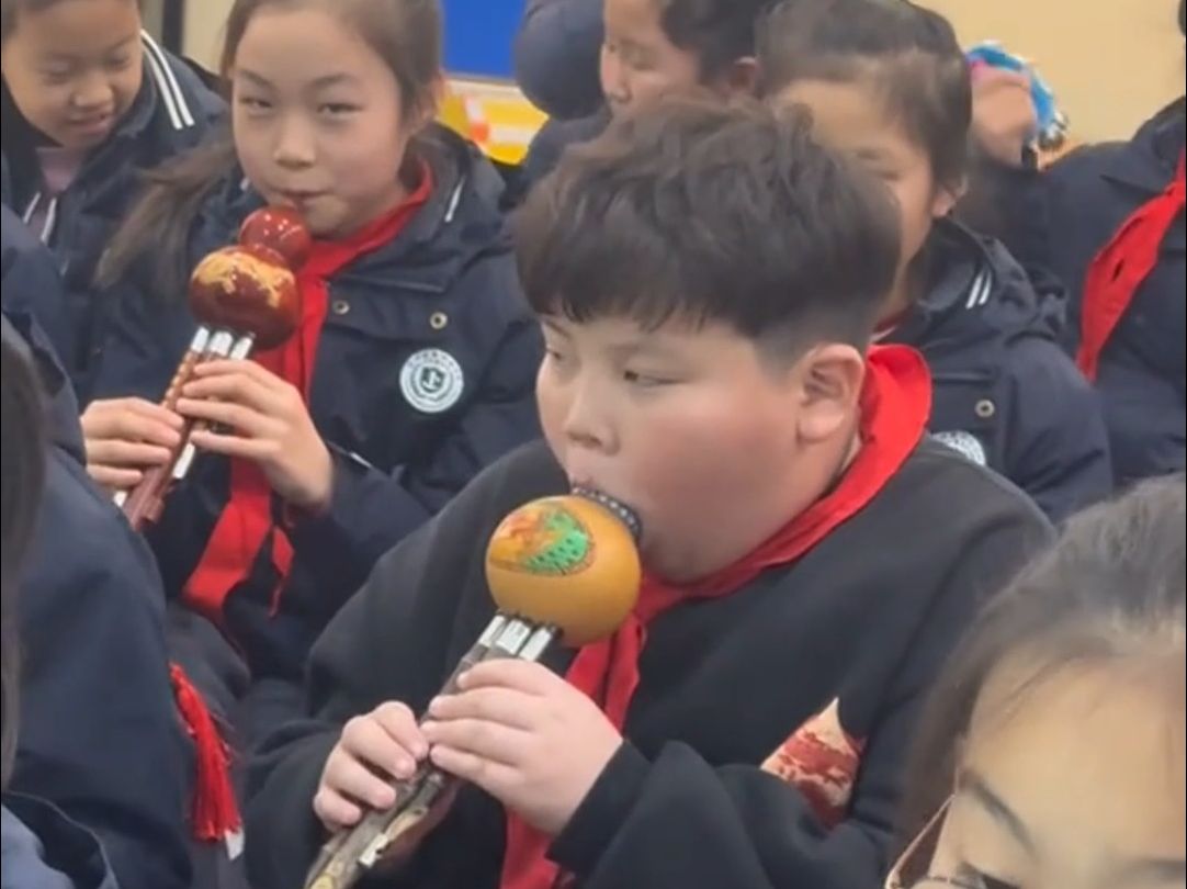 学生一口吞了半个葫芦丝，这又是什么新奇的演奏方式？