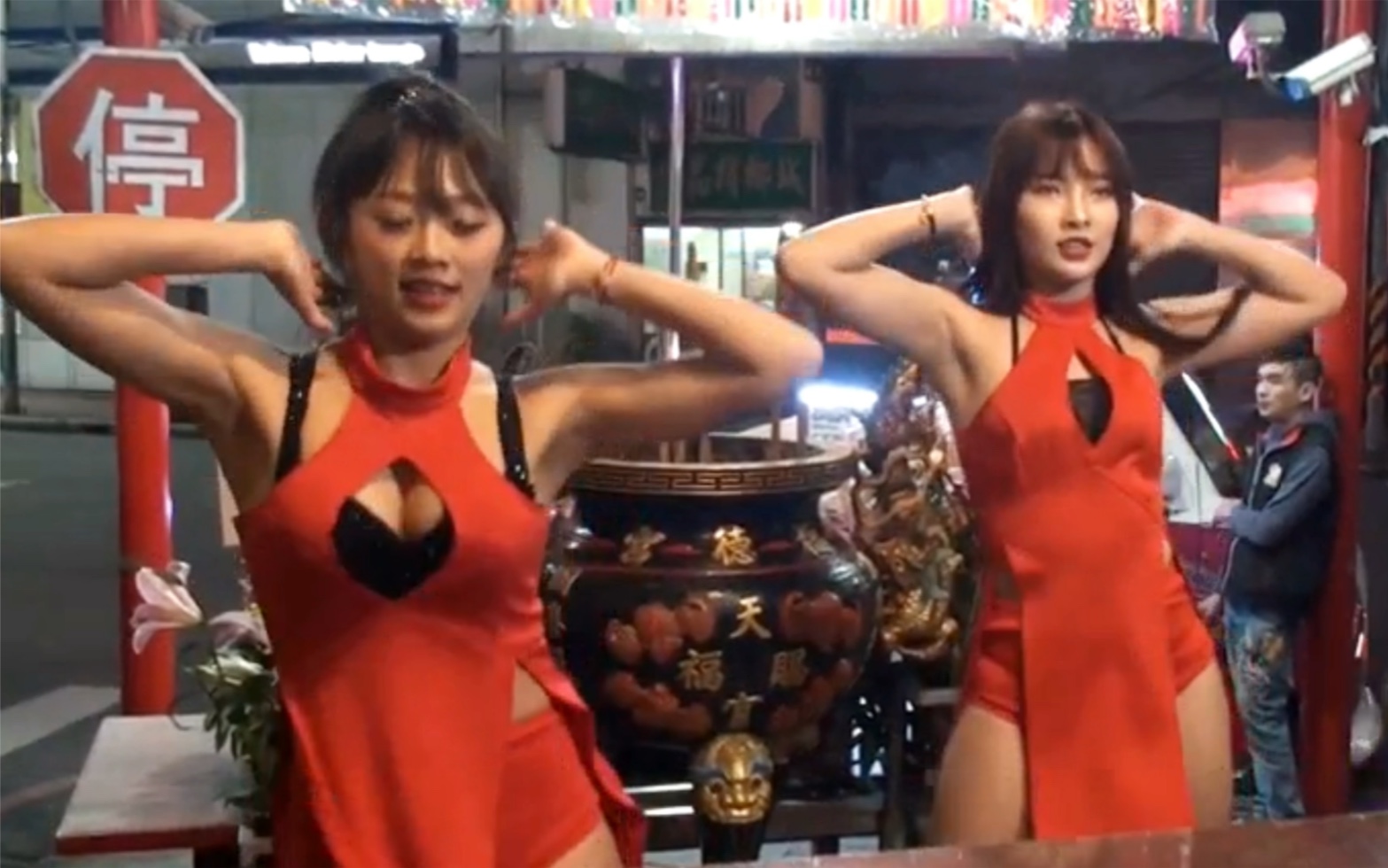Touqianzhuang Fuk Tak Temple [Hot Dance Hongshi Chilli] Congratulations to Fuk Tak Jung God
