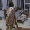 萌娃破坏盆栽被妈妈发现，下一秒立马脱裤子趴沙发上，网友笑喷了