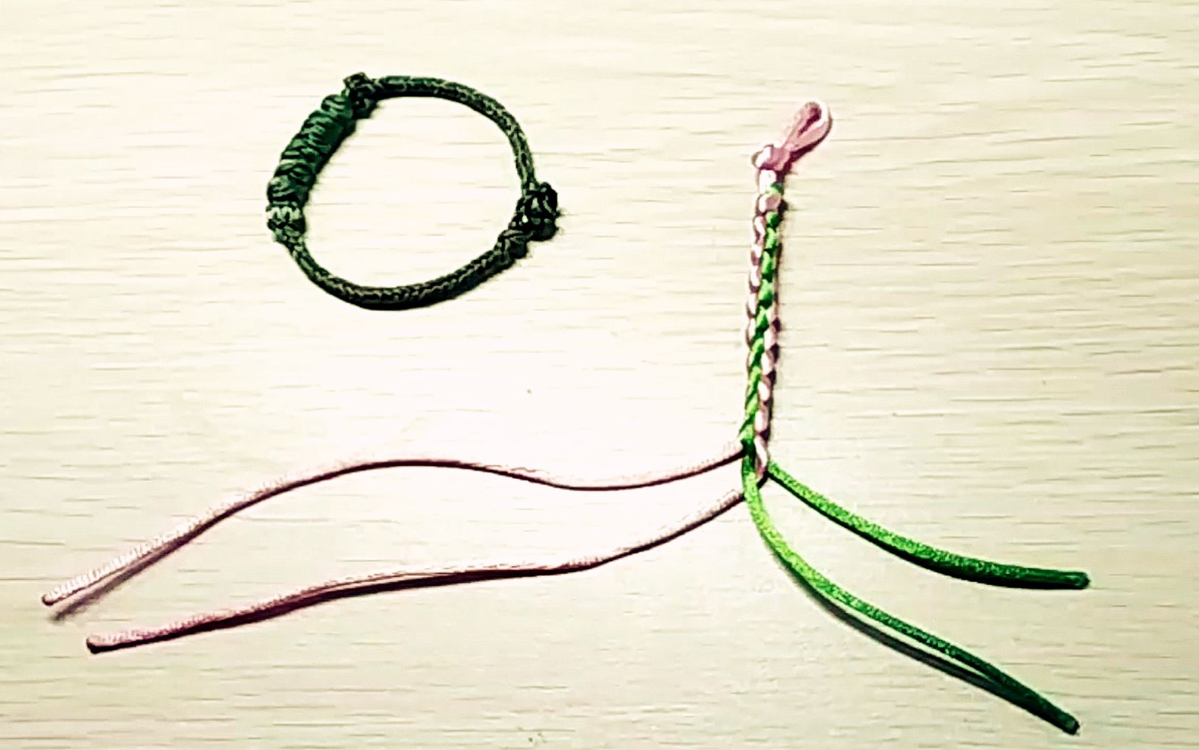 编绳基础教程之四股辫的两种编法，三种花纹 - 知乎
