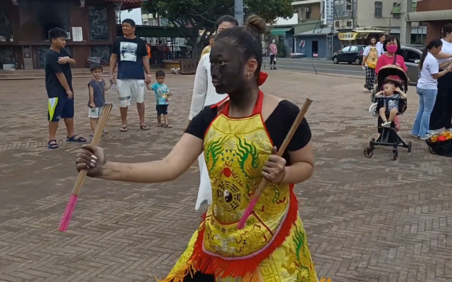 The Second Prince of Nezha, the Black-faced Wooden Tree, washes his body with burning incense.