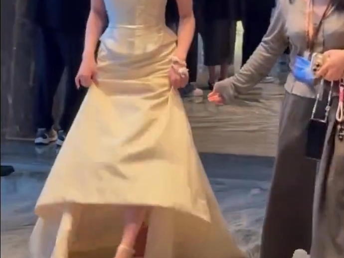 周洁琼 白色一字带高跟鞋 玉足