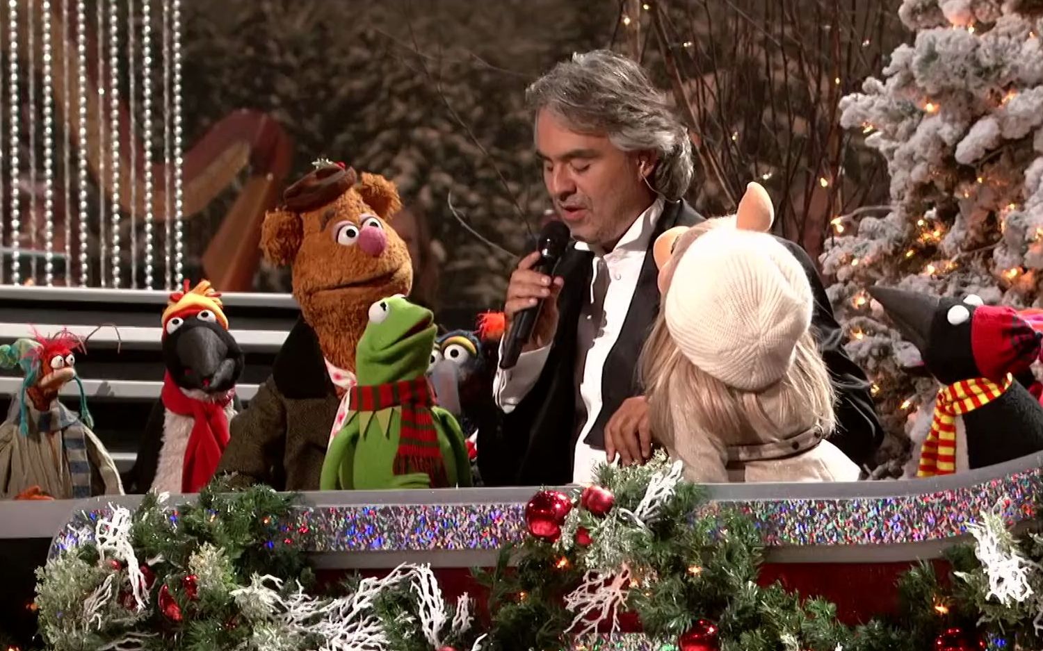 圣诞必听歌曲！Andrea Bocelli携手布偶人经典圣诞曲《Jingle Bells》中英双字1080P_哔哩哔哩_bilibili