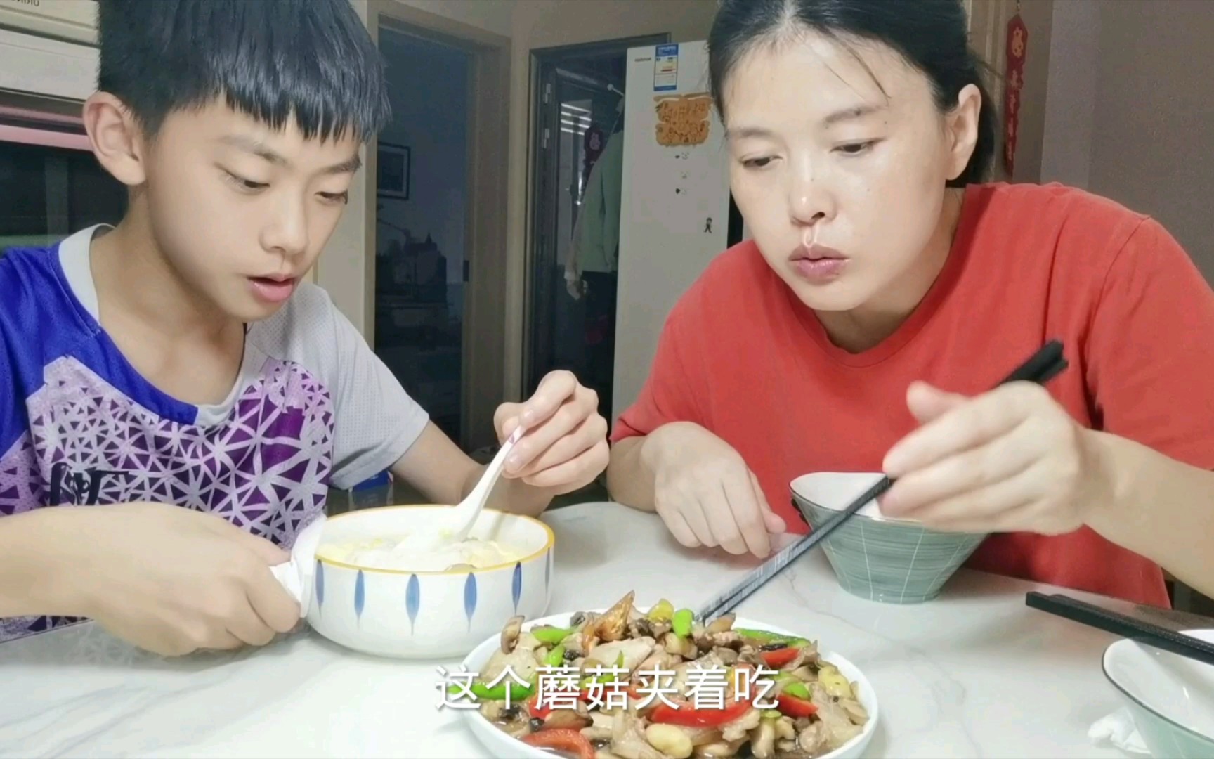 娘俩在重庆的小日常，晚餐简简单单做两个菜，蘑菇炒肉，蒸蛋羹