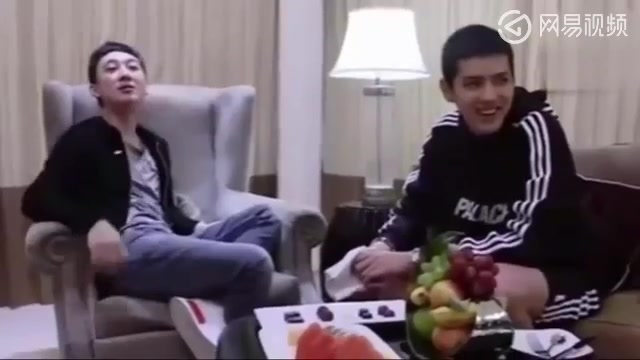 王思聪问助理要烟,突然想起室内禁止吸烟,旁边吴亦凡表情亮了