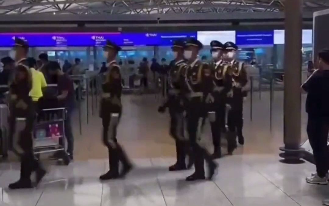 网友在韩国仁川机场偶遇中国解放军。中国军人走到哪里都是最亮的风景！