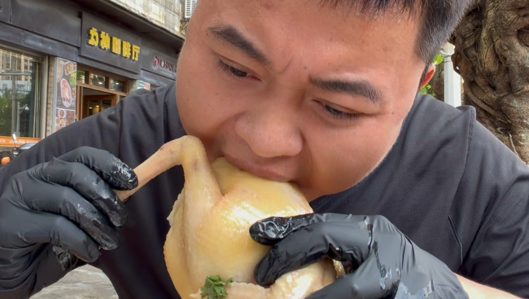 在海口吃石山乳羊，肉虽香但没想到竟然这么硬，还有小巷子里随时手买的文昌鸡真的鲜香到爆！#海口美食#石山乳羊#盐焗乳羊#文昌鸡