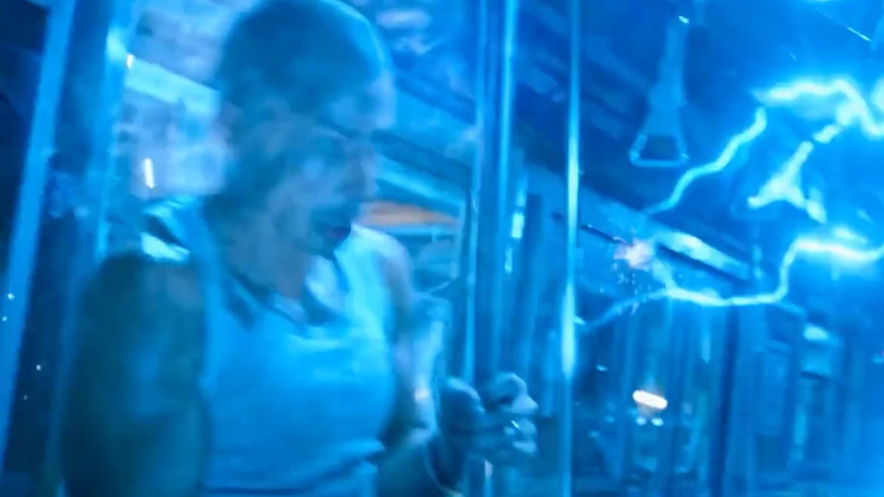 通上电车厢内不应该成法拉第笼了吗.....