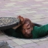 下水道里爬出一个怪人，拎着一包手雷在城市里狂轰滥炸——日本奇幻电影《东京狂想曲》