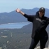 女子翻跃护栏拍悬崖风景照 ，从80米高观景台坠亡
