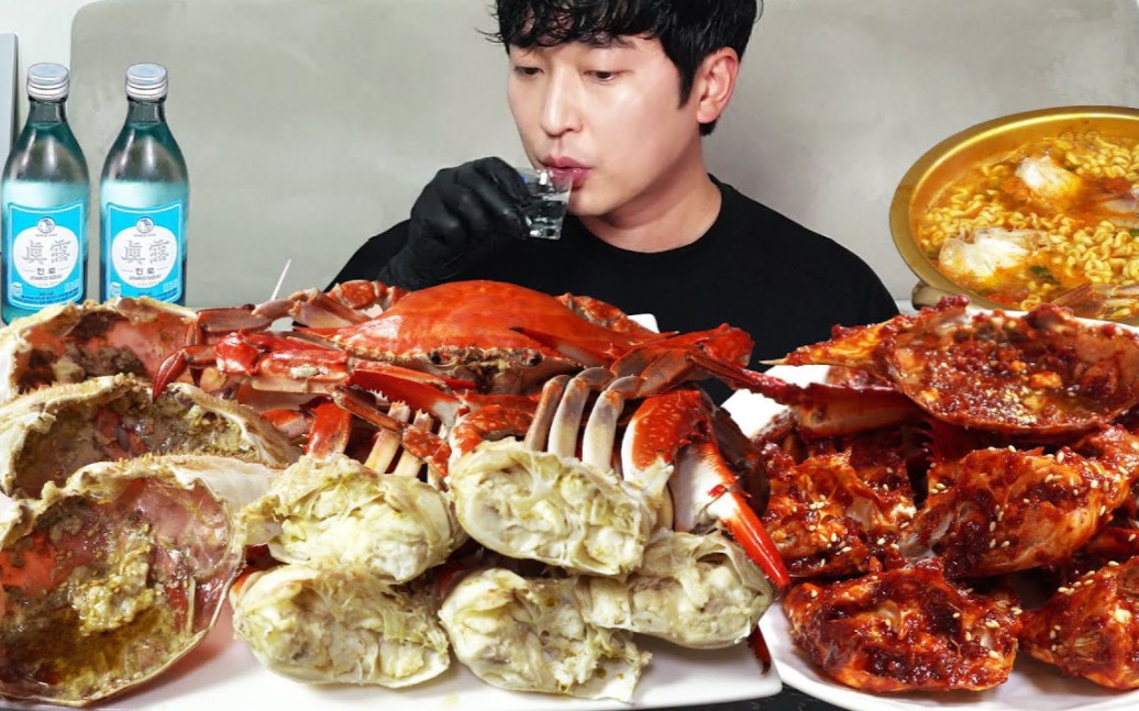 韩国富二代吃兰花蟹，一次两公斤真过瘾，但是他配泡菜，我有点接受不了